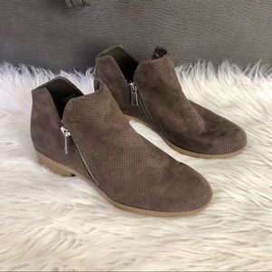 Universal Thread brown ankle boot, size 7.5